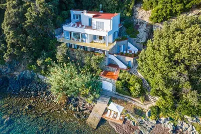 Villa Escalina with private beach, sea access and air conditioning