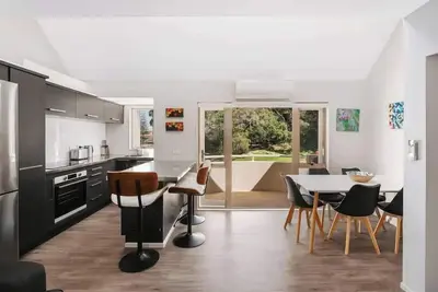 Image de Dunes on Drury - Superb Mount Maunganui Duplex: 3-Level, 1-Min Walk to Main Beach & Town, Stunning Mount Drury Views, Balcony Bbq, Pet-Friendly