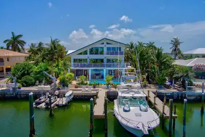 Image de Sleeps 10 - Private house with 110’ of Deep Water Dockage, Pool, Hot Tub & more!