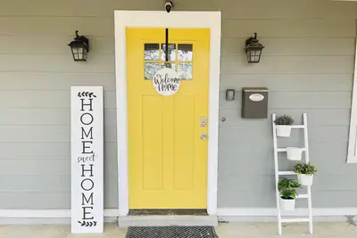 Image de Charming 5 bedroom Home with huge parking near UM_2025 Summer Special is on! !