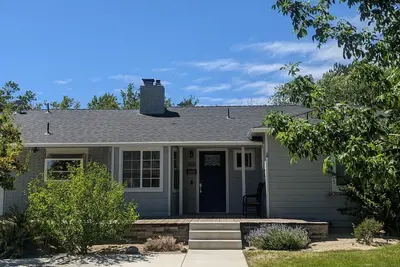 Image de Spacious house with great outdoor space- Close to everything!