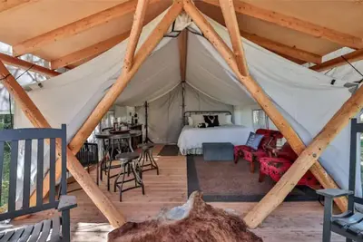 Image de Heritage Ranch 'Captain' Glamping Tent (3)