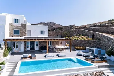 Image de Stunning view villa, 2 minutes walk to sandy beach!