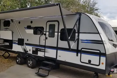 Image de Entire Rv w/Murphy Bed, 5-Seater Couch w/Dinette & 2-Bunkbeds