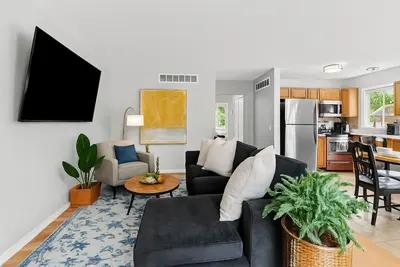 Image de Cozy 2br Condo in Great Location | King Bed