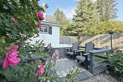 Image de Butler's Landing: Screen Porch, Private Hot Tub, Pet Friendly, Downtown