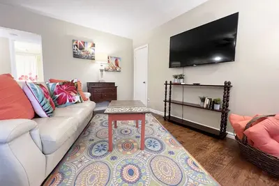 Park Side: Downtown Saugatuck Main Level Apartment, Fire Pit, Bbq