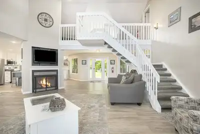 Image de Silver Lake Retreat: Swimming Pool, Private Beach, Fire Pit, Spacious Home