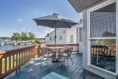 Image de Comfortably Numb: Be Swept Away by Full Panoramic Views of the Saugatuck Harbor