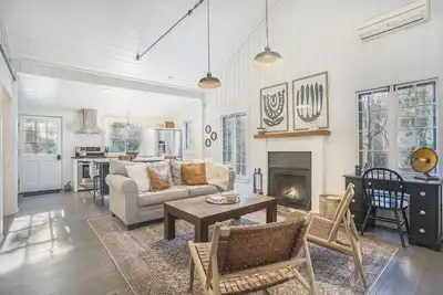 Birdie Cottage: Screen Porch, Deck, Downtown, Fenced Yard, Idyllic Cottage