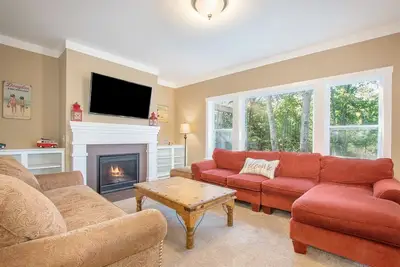 Image de Silverberry Acres: Hot Tub, Fire Pit, Spacious Deck, Bbq, Tucked in the Trees