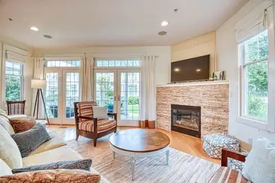Aqua Essence: Water View, Swimming Pool, Fireplace, Downtown, High-End Condo