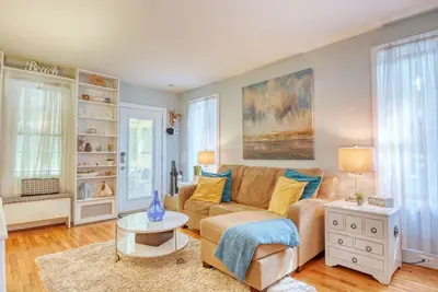 Sunshine Cottage: Downtown, Screen Porch, Deck, Bbq, Walk to All Activities