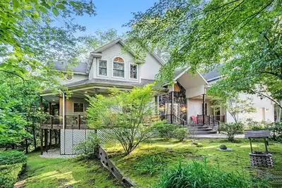 Image de Great Escape: Spacious, Home Theater, Fire Pit, Walk to Downtown