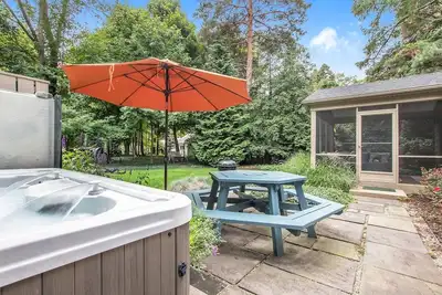 Image de Daisy Cottage: Hot Tub, Screen Porch, Fireplace, Walk to Lake Michigan
