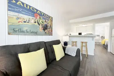At Ease: Central Downtown Saugatuck Apartment with Balcony