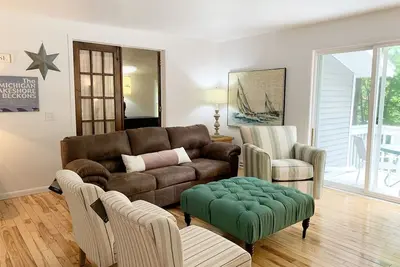 Image de Bootleggers: Pet Friendly Downtown Saugatuck Cottage with Deck and Fire Pit