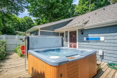 Hidden Haven: Private Hot Tub, Screen Porch, Electric Fireplace, Walk to Town