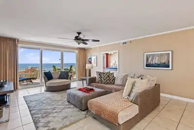 Image de New To Vrbo! Walk to beach! Newly updated 3bd/3ba w/ Full Ocean Views Sleeps11