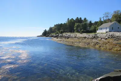 Image de The Little House - Gorgeous Views of Lowell's Cove and Casco Bay