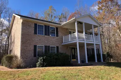 Image de Beautiful Large Home Minutes from Lake Anna with Games & Hot Tub! !