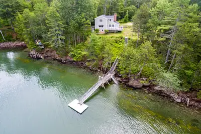 Image de Modern cottage beautifully set on Wilson Cove with stunning westerly views