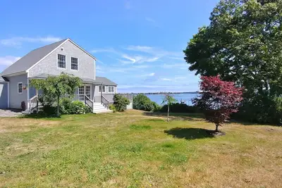 Image de Moorings - Enjoy sweeping sunrises from this waterfront home on Basin Point.