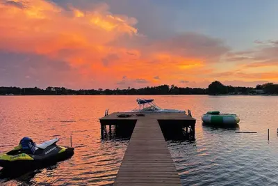 Image de Lake front house w/hot tub, fire pit, kayaks and lake access