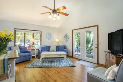 Image de Driftwood: Downtown Saugatuck, Pet Friendly, Wrap-around Deck