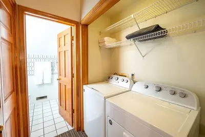 Image de Fully Renovated Condo - Sleeps 9!