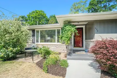 Image de Lad and Fellow: Central Downtown Home, Screen Porch, Deck, Pet Friendly