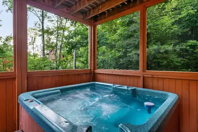 Image de Peaceful yet close to all of the action! Hot Tub & Game Room! Bring the Family!