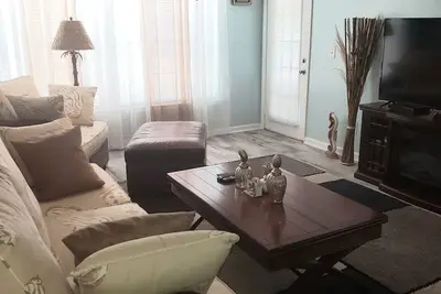 Image de Beautiful Clean and Spacious 3 bd 2 bth located. 8 miles from the beach