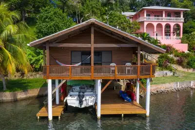 Image de Waterfront 1 Bedroom Boat House, South Shore - Kayak, Snorkel, Dive, Pool, Wi-fi