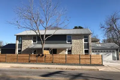 Image de Comfortable 3 Bedroom Home - Walk to Restaurants & bars!