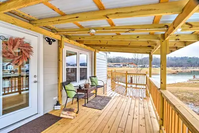 Image de Newly Built Morganton Tiny Home w\/ Deck!