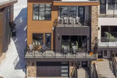 Image de Postcard views w/ hot tub & luxury touches