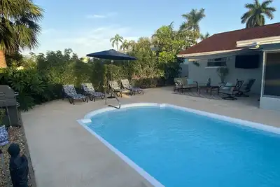 Image de Newly listed Beautiful heated Pool home located 5 miles from Anna Maria Island