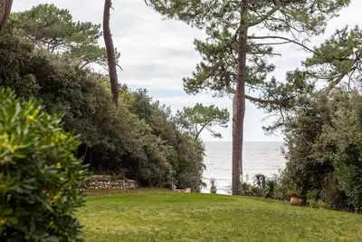 Image de A Vaux Sur Mer, À Deux Pas Des Commerces Et Restaurants À Pied, Cette Villa Balnéaire Est Située Dans Un Écrin Vert Et Profite D’Une Vue Sur La Mer Et Un Accès Privé À La Plage. Un Lieu Confidentiel À L’Abri Des Regards.