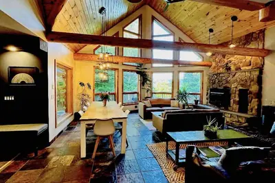 Image de Cozy Cabin Retreat - Close to lakes, hiking trails. Pet-Friendly, w hot tub