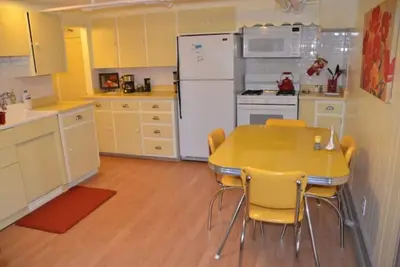 Image de MidCentury Garden Level by Downtown