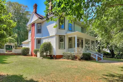 Image de Historic, large home for Masters rental