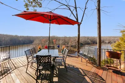 Image de Hilltop Lakefront Historical Home w/ Spectacular View 40 min from Washington Dc!