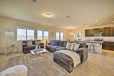 Image de Visalia Home w/ Yard: 4 Mi to Downtown!