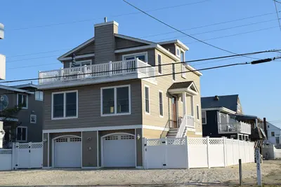 Image de Oceanside open concept home, roof deck with ocean and sunset bay views, firepit!