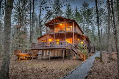 Image de River Lodge - Pet Friendly | Riverside steps | Oversized Game Room