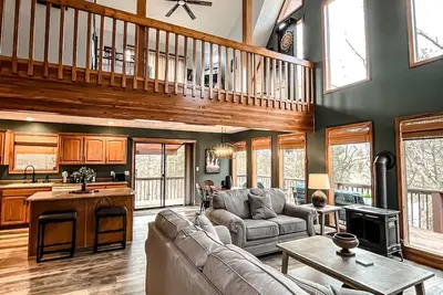Image de Newly remodeled Lake Front Cabin Hot Tub Arcade 2 Fire pit areas Triple Decks