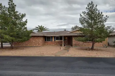 Image de Comfy with a touch of old west decor-surrounded by Arizona Golf Resort