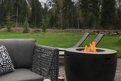 Image de Gorgeous Views-Great Location-Private Mountain Retreat-Hot Tub-Fire pit-Trails