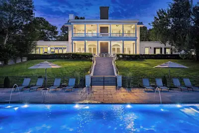 Image de Huge Private Lakefront Mansion | 3 Homes | Sleeps 44 | Pool, Hot Tub, Pickleball & Dock